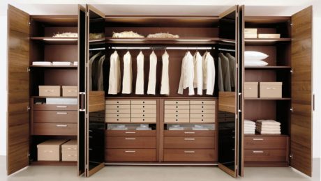 vstroennaya-mebel-kak-alternativa-garderobnoj-komnaty